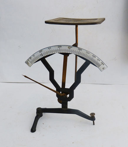 Scale for weighing postcards