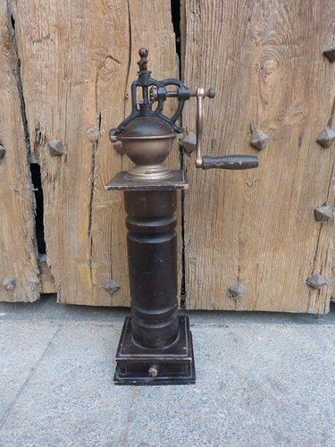 Large mechanical grain grinder