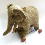 Antiguo juguete sobre ruedas con forma de elefante de 1900