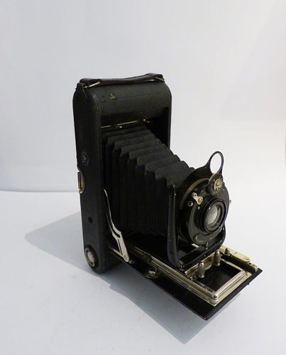 Folding camera Enisgn