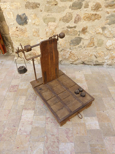 Old industrial scale Barué