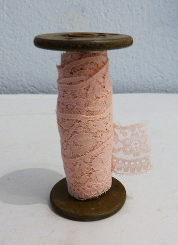 Wooden spool with lace strip